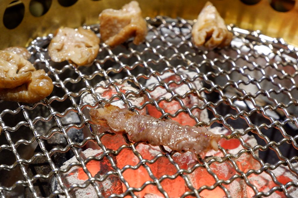 【新北 新店小碧潭燒肉小酒館推薦】米炭火燒肉 新店小碧潭店 日本A5和牛等級的肉品讓美好來自享受當下食材最美味的瞬間，讓感動來自吃到食材最原始的風味！ @貝大小姐的多元心宇宙