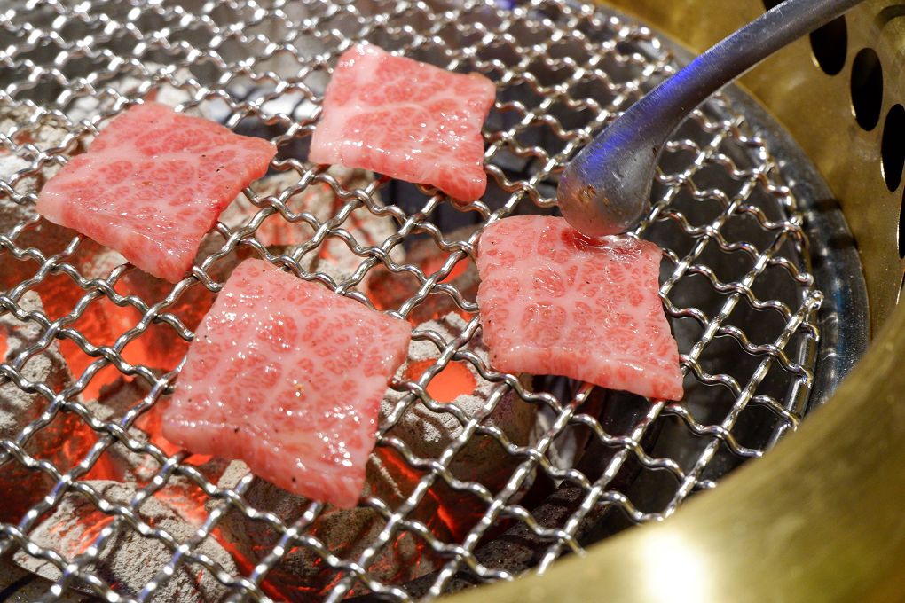 【新北 新店小碧潭燒肉小酒館推薦】米炭火燒肉 新店小碧潭店 日本A5和牛等級的肉品讓美好來自享受當下食材最美味的瞬間，讓感動來自吃到食材最原始的風味！ @貝大小姐的多元心宇宙