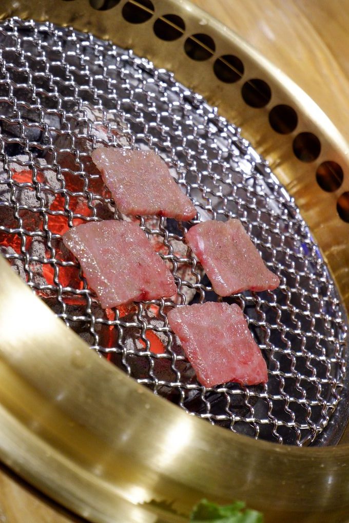 【新北 新店小碧潭燒肉小酒館推薦】米炭火燒肉 新店小碧潭店 日本A5和牛等級的肉品讓美好來自享受當下食材最美味的瞬間，讓感動來自吃到食材最原始的風味！ @貝大小姐的多元心宇宙