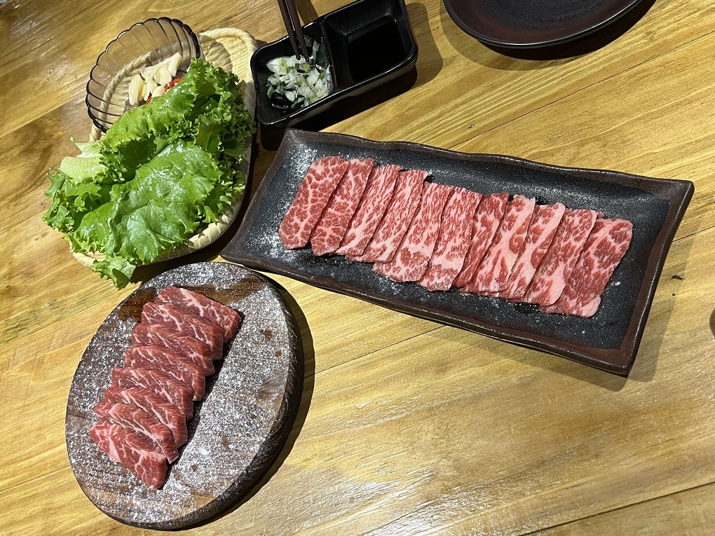 【新北 新店小碧潭燒肉小酒館推薦】米炭火燒肉 新店小碧潭店 日本A5和牛等級的肉品讓美好來自享受當下食材最美味的瞬間，讓感動來自吃到食材最原始的風味！ @貝大小姐的多元心宇宙