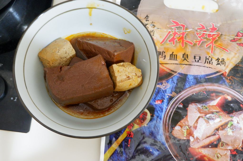 【網購鍋物料理】食下有約 麻辣鴨血臭豆腐鍋 X 南洋叻沙鍋 即使冰箱沒有其他配料，你都可以吃好吃滿！ @貝大小姐的多元心宇宙