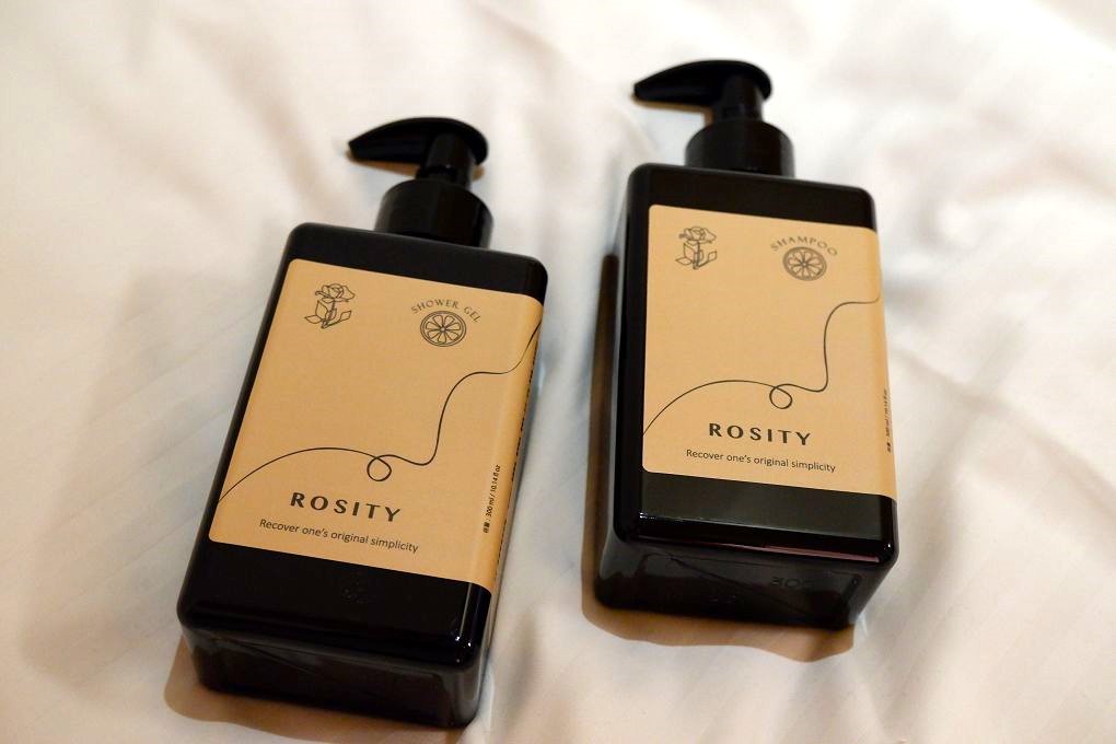 【網購沐浴露＆洗髮露推薦】Rosity精油沐浴露＆洗髮露 用甜橙的香氣加上無毒、純素、多重植萃開啟一天的好心情！ @貝大小姐的多元心宇宙