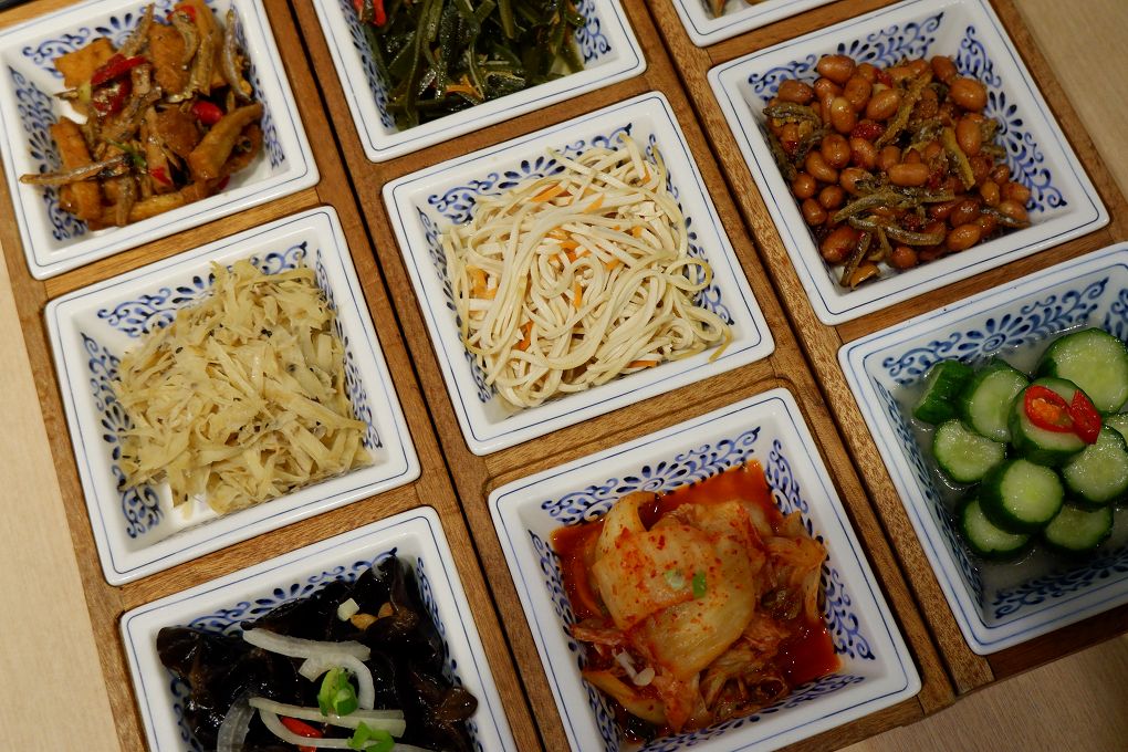 【板橋美食】饗記麵舖  板橋總店 肚子餓的時候腦洞沒有最大只有更大，  餓了就來饗記麵舖補充滿滿的能量與幸福吧！ @貝大小姐的多元心宇宙
