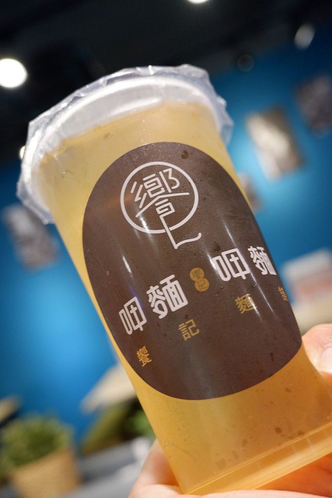 【板橋美食】饗記麵舖  板橋總店 肚子餓的時候腦洞沒有最大只有更大，  餓了就來饗記麵舖補充滿滿的能量與幸福吧！ @貝大小姐的多元心宇宙
