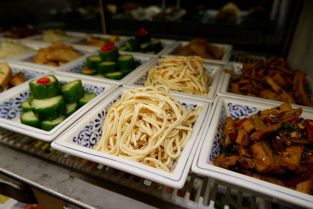 【板橋美食】饗記麵舖  板橋總店 肚子餓的時候腦洞沒有最大只有更大，  餓了就來饗記麵舖補充滿滿的能量與幸福吧！ @貝大小姐的多元心宇宙