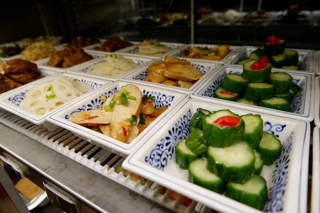 【板橋美食】饗記麵舖  板橋總店 肚子餓的時候腦洞沒有最大只有更大，  餓了就來饗記麵舖補充滿滿的能量與幸福吧！ @貝大小姐的多元心宇宙