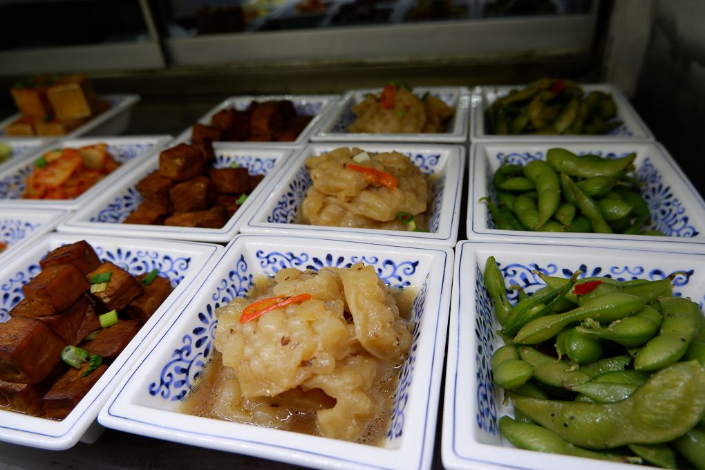 【板橋美食】饗記麵舖  板橋總店 肚子餓的時候腦洞沒有最大只有更大，  餓了就來饗記麵舖補充滿滿的能量與幸福吧！ @貝大小姐的多元心宇宙