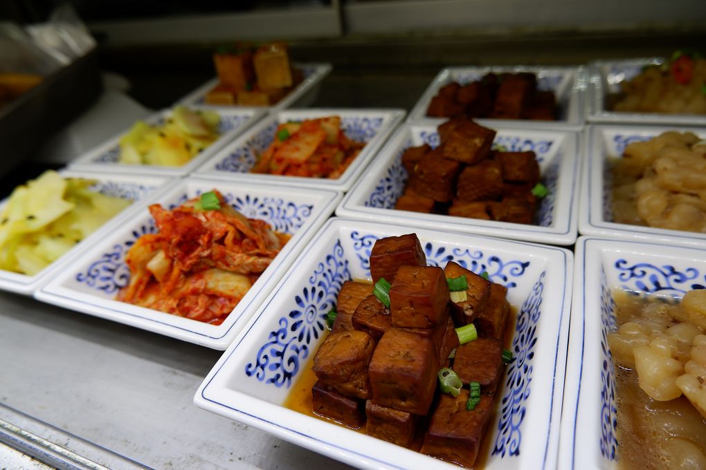 【板橋美食】饗記麵舖  板橋總店 肚子餓的時候腦洞沒有最大只有更大，  餓了就來饗記麵舖補充滿滿的能量與幸福吧！ @貝大小姐的多元心宇宙