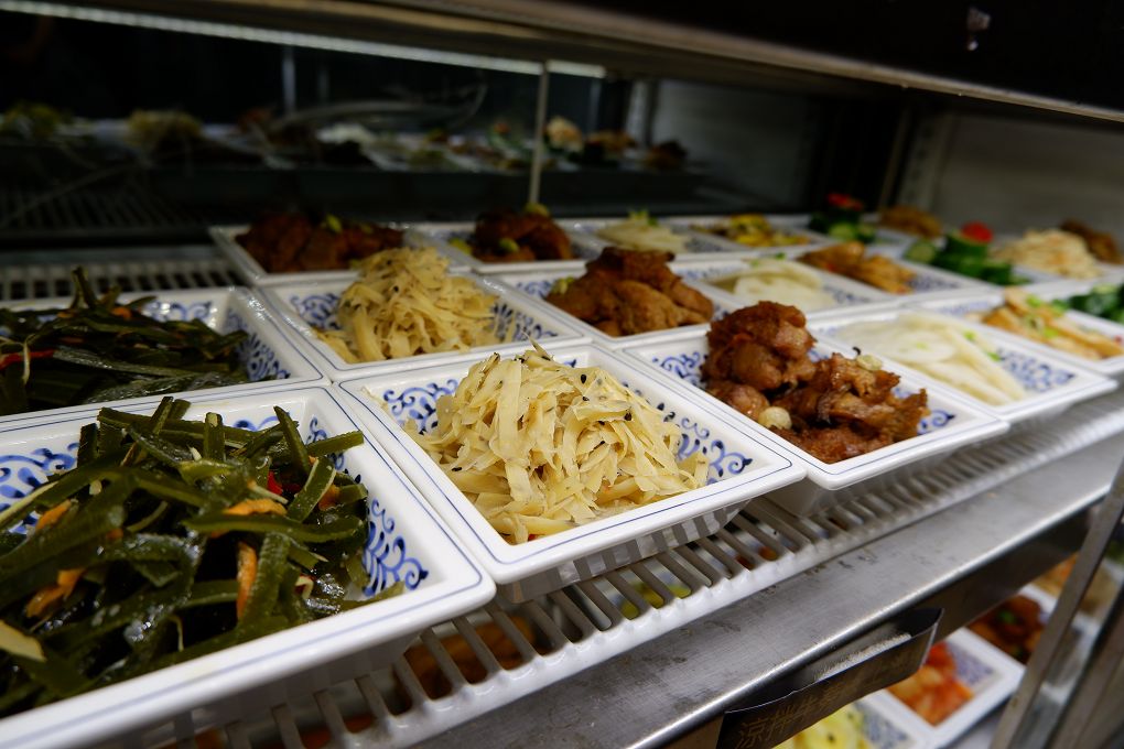 【板橋美食】饗記麵舖  板橋總店 肚子餓的時候腦洞沒有最大只有更大，  餓了就來饗記麵舖補充滿滿的能量與幸福吧！ @貝大小姐的多元心宇宙