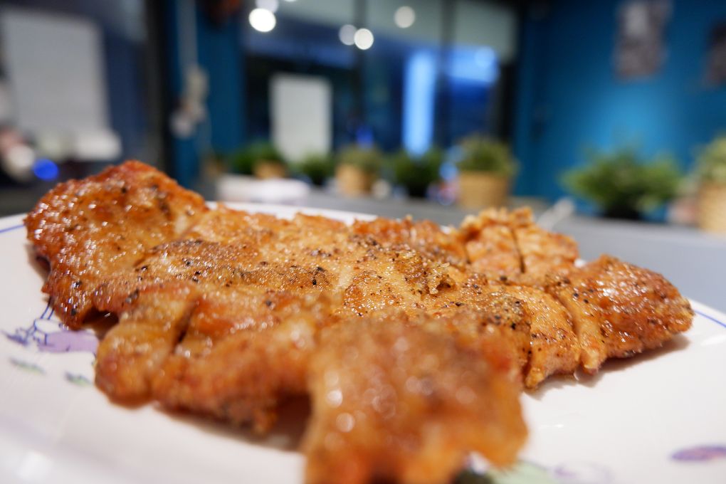 【板橋美食】饗記麵舖  板橋總店 肚子餓的時候腦洞沒有最大只有更大，  餓了就來饗記麵舖補充滿滿的能量與幸福吧！ @貝大小姐的多元心宇宙
