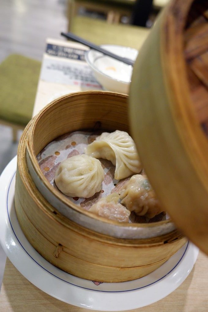 【板橋美食】饗記麵舖  板橋總店 肚子餓的時候腦洞沒有最大只有更大，  餓了就來饗記麵舖補充滿滿的能量與幸福吧！ @貝大小姐的多元心宇宙