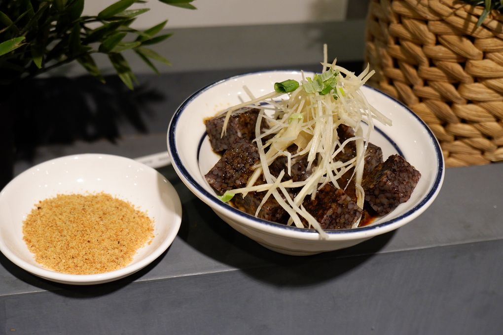 【板橋美食】饗記麵舖  板橋總店 肚子餓的時候腦洞沒有最大只有更大，  餓了就來饗記麵舖補充滿滿的能量與幸福吧！ @貝大小姐的多元心宇宙