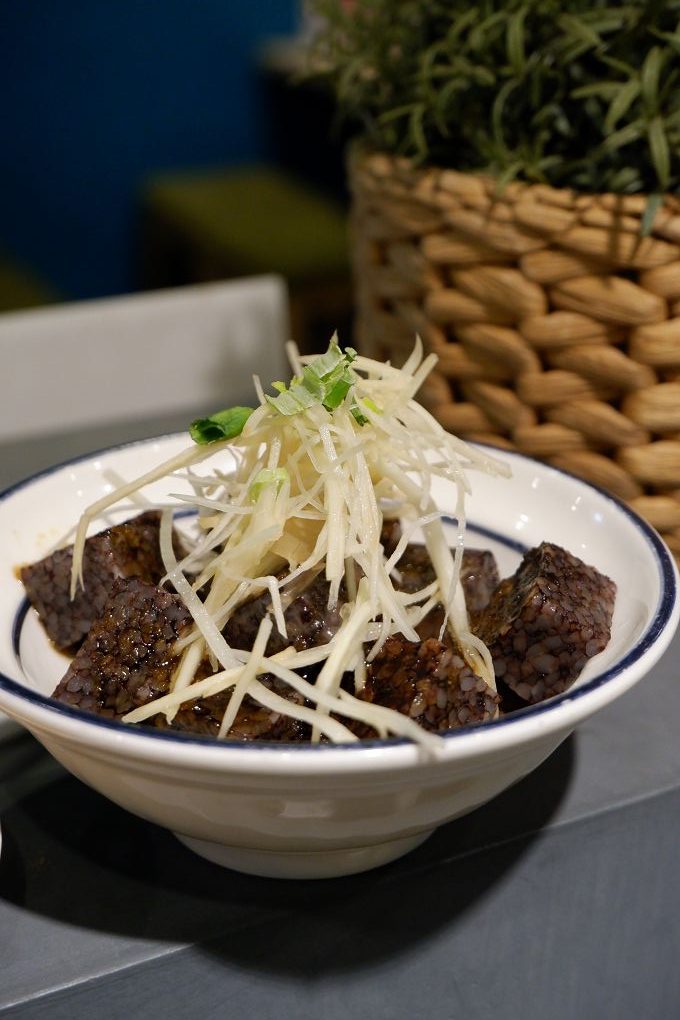 【板橋美食】饗記麵舖  板橋總店 肚子餓的時候腦洞沒有最大只有更大，  餓了就來饗記麵舖補充滿滿的能量與幸福吧！ @貝大小姐的多元心宇宙