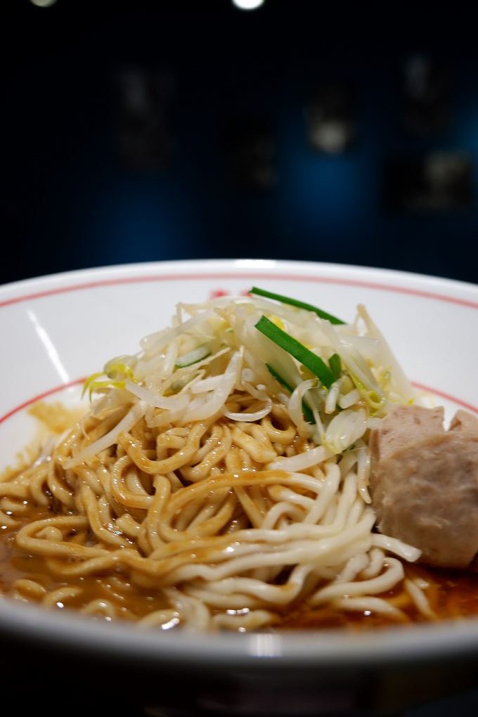 【板橋美食】饗記麵舖  板橋總店 肚子餓的時候腦洞沒有最大只有更大，  餓了就來饗記麵舖補充滿滿的能量與幸福吧！ @貝大小姐的多元心宇宙