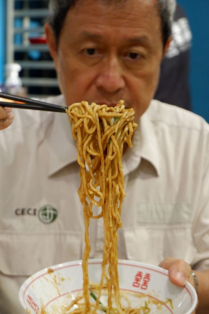 【板橋美食】饗記麵舖  板橋總店 肚子餓的時候腦洞沒有最大只有更大，  餓了就來饗記麵舖補充滿滿的能量與幸福吧！ @貝大小姐的多元心宇宙