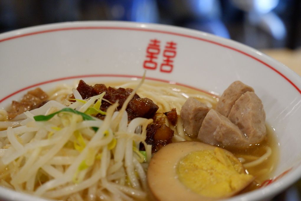 【板橋美食】饗記麵舖  板橋總店 肚子餓的時候腦洞沒有最大只有更大，  餓了就來饗記麵舖補充滿滿的能量與幸福吧！ @貝大小姐的多元心宇宙