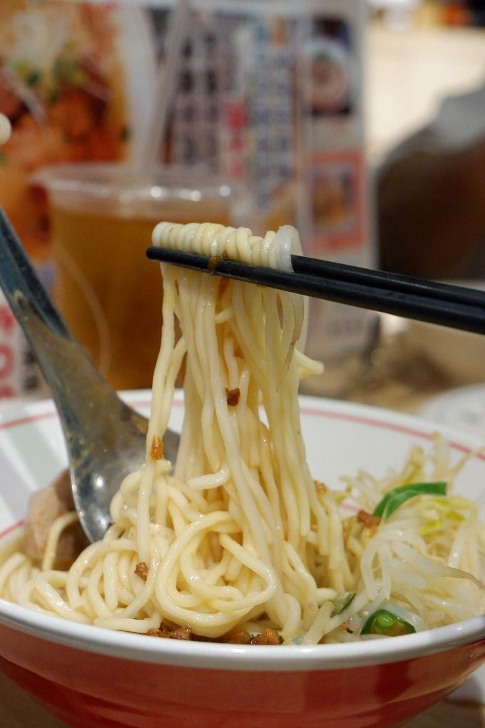 【板橋美食】饗記麵舖  板橋總店 肚子餓的時候腦洞沒有最大只有更大，  餓了就來饗記麵舖補充滿滿的能量與幸福吧！ @貝大小姐的多元心宇宙