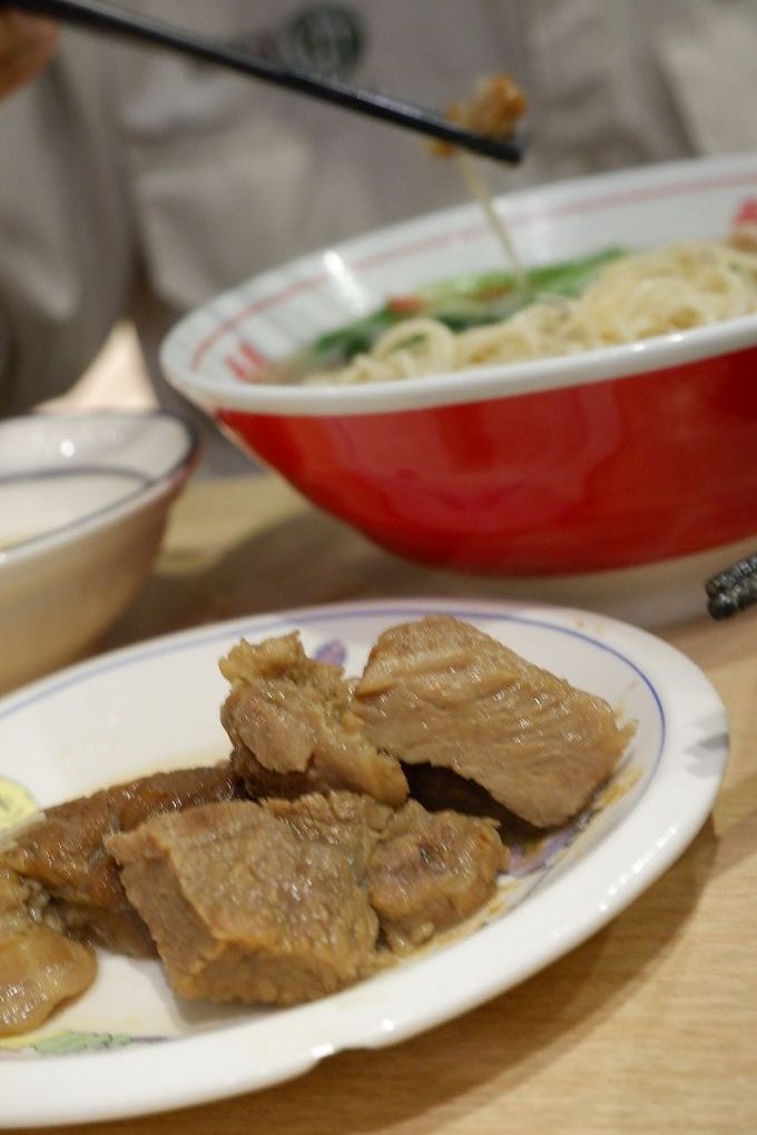【板橋美食】饗記麵舖  板橋總店 肚子餓的時候腦洞沒有最大只有更大，  餓了就來饗記麵舖補充滿滿的能量與幸福吧！ @貝大小姐的多元心宇宙