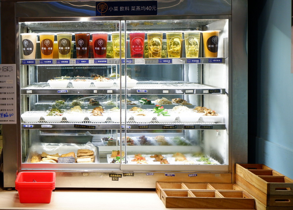 【板橋美食】饗記麵舖  板橋總店 肚子餓的時候腦洞沒有最大只有更大，  餓了就來饗記麵舖補充滿滿的能量與幸福吧！ @貝大小姐的多元心宇宙
