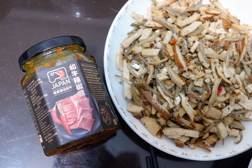 【網購辣椒醬推薦】日本和牛辣椒醬 油脂包覆著辣椒，讓和牛辣椒醬只辣你口不會辣到喉嚨，這樣的香氣與口感會讓你一吃就上癮！ @貝大小姐的多元心宇宙