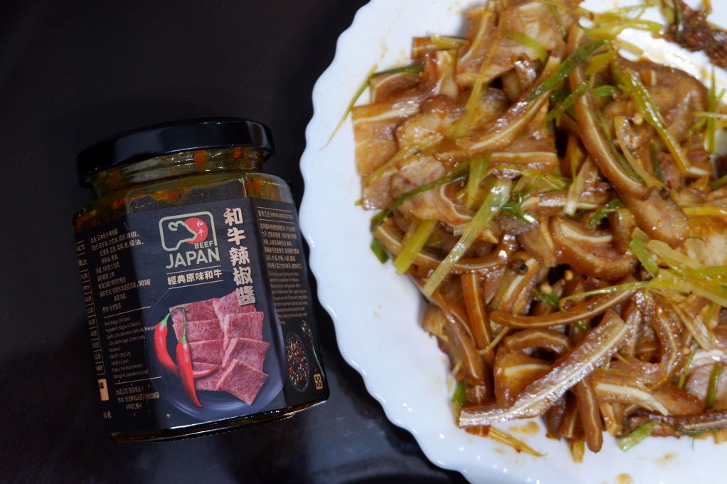 【網購辣椒醬推薦】日本和牛辣椒醬 油脂包覆著辣椒，讓和牛辣椒醬只辣你口不會辣到喉嚨，這樣的香氣與口感會讓你一吃就上癮！ @貝大小姐的多元心宇宙