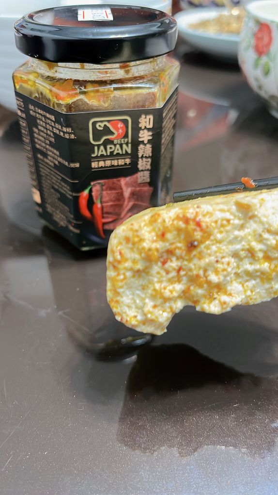 【網購辣椒醬推薦】日本和牛辣椒醬 油脂包覆著辣椒，讓和牛辣椒醬只辣你口不會辣到喉嚨，這樣的香氣與口感會讓你一吃就上癮！ @貝大小姐的多元心宇宙