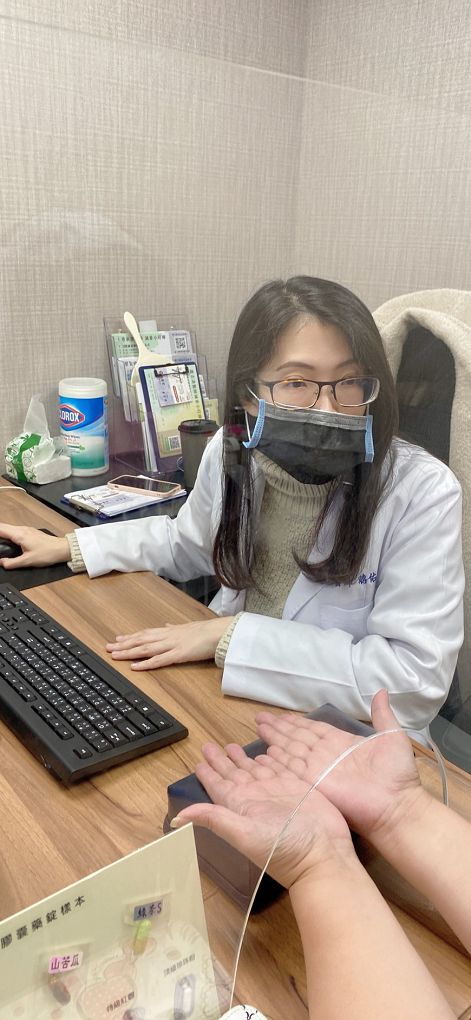 【板橋中醫診所推薦】翰醫堂新板中醫診所 蔣佑晨中醫師 會幫苦口婆心的叮嚀，讓我們可以慢慢改變習性，讓我們更健康！ @貝大小姐的多元心宇宙