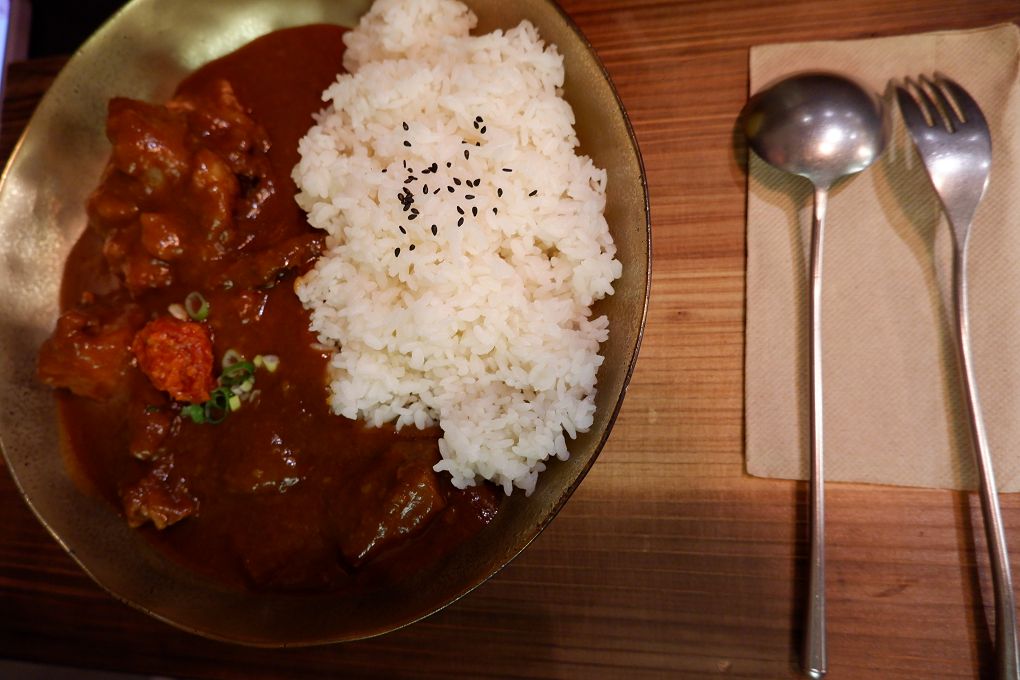 【中和 咖哩飯推薦】一星名店人生的咖哩味 中和店 門前隱味牛肉麵的新品牌牛筋牛肋咖哩飯 @貝大小姐的多元心宇宙