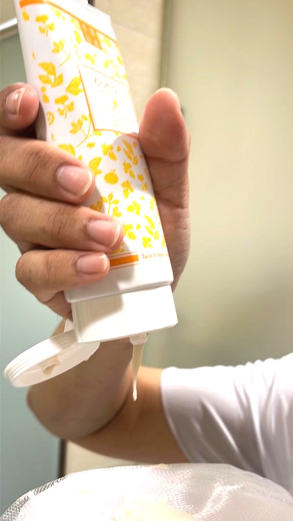 【網購洗面乳推薦】LC品愛 淨膚火山泥洗面乳 採用日本櫻島火山泥白砂微粒子能夠幫臉部做深層清潔！ @貝大小姐的多元心宇宙