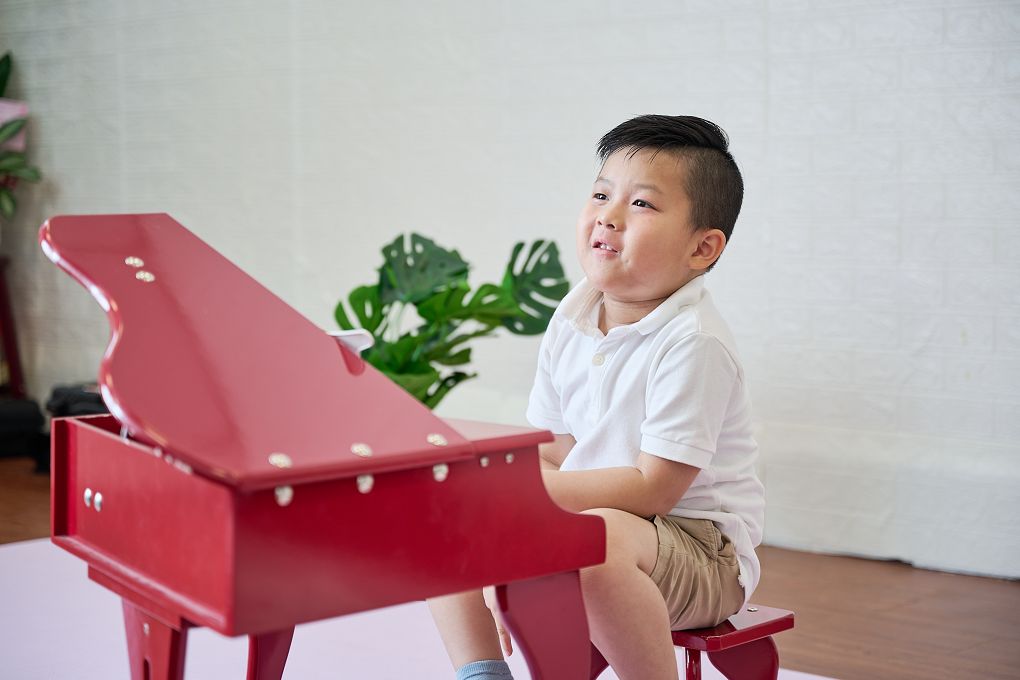 【士林音樂教室】瑪姬音樂教室 孩子們在任何時刻的快樂唱歌當下，就是一場音樂饗宴、想像就是繪畫創意的來源！ @貝大小姐的多元心宇宙
