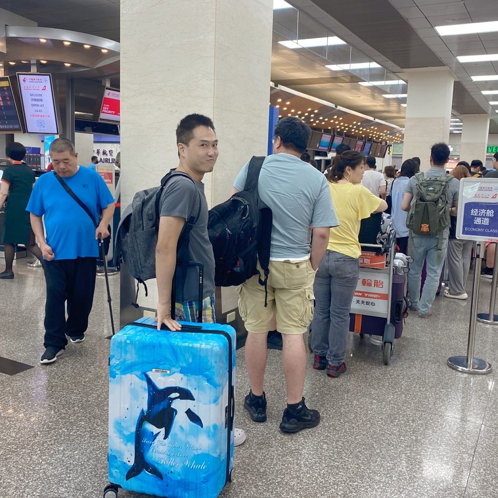 【網購旅行箱推薦】CENTURION百夫長旅行箱  CENTURION出了很多以瀕臨滅絕動物跟海洋環境保育作為主題的旅行箱，不論在機場、在世界各地都能引人注目，同時喚起動保及環保意識的抬頭！ @貝大小姐的多元心宇宙