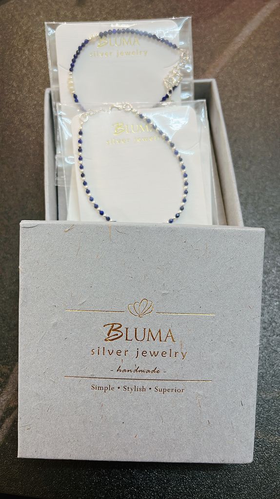 【網購純銀飾品推薦】BLUMA銀飾 青金石圓舞曲純銀手鍊 &#038; 隆河星夜純銀手鍊 能量水晶青金石、淡水珍珠與純銀珠在手腕上交織出特有的風情，同中求異的設計讓我們更顯與眾不同！ @貝大小姐的多元心宇宙