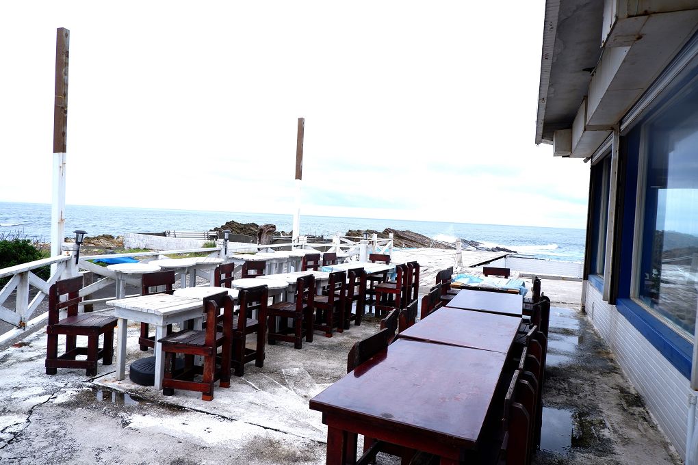 【貢寮活鮑魚料理】東北角海洋牧場 是最早期合法的潮間帶放養九孔、鮑魚的養殖池，更有著遼闊的視野及新鮮的鮑魚及海鮮，是貢寮無敵海景第一排、最適合欣賞潮汐的景觀餐廳！ @貝大小姐的多元心宇宙