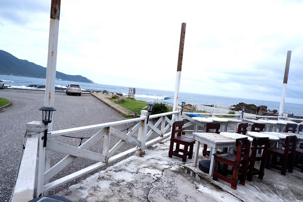 【貢寮活鮑魚料理】東北角海洋牧場 是最早期合法的潮間帶放養九孔、鮑魚的養殖池，更有著遼闊的視野及新鮮的鮑魚及海鮮，是貢寮無敵海景第一排、最適合欣賞潮汐的景觀餐廳！ @貝大小姐的多元心宇宙