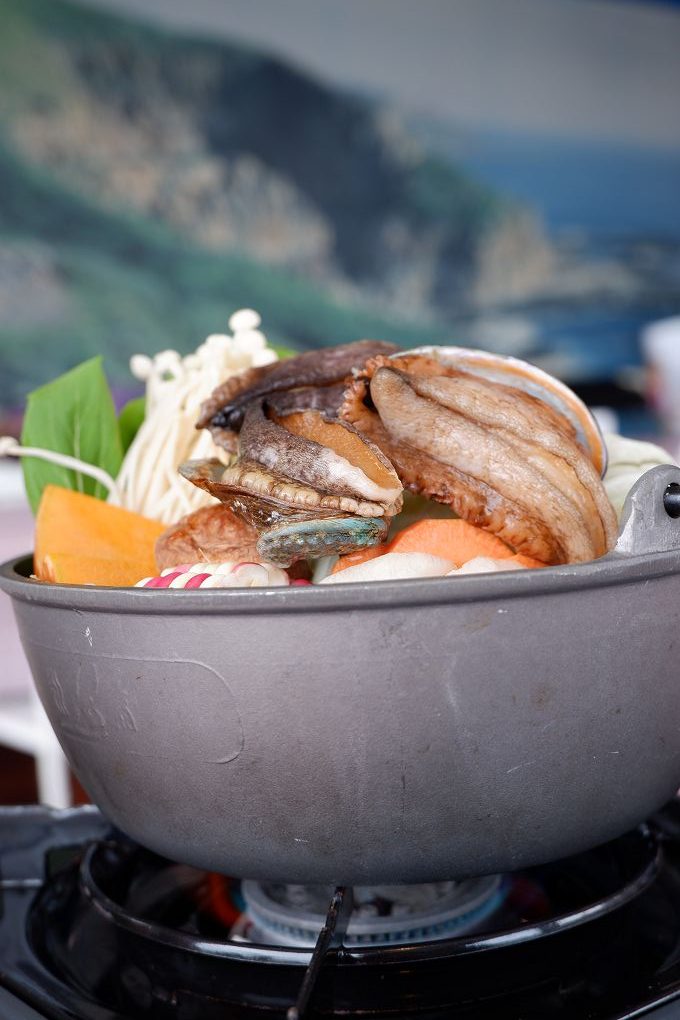 【貢寮活鮑魚料理】東北角海洋牧場 是最早期合法的潮間帶放養九孔、鮑魚的養殖池，更有著遼闊的視野及新鮮的鮑魚及海鮮，是貢寮無敵海景第一排、最適合欣賞潮汐的景觀餐廳！ @貝大小姐的多元心宇宙