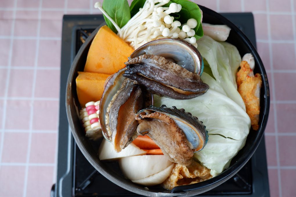 【貢寮活鮑魚料理】東北角海洋牧場 是最早期合法的潮間帶放養九孔、鮑魚的養殖池，更有著遼闊的視野及新鮮的鮑魚及海鮮，是貢寮無敵海景第一排、最適合欣賞潮汐的景觀餐廳！ @貝大小姐的多元心宇宙