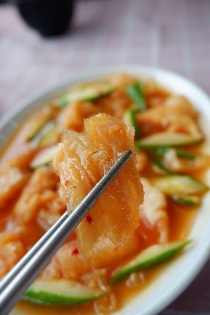 【貢寮活鮑魚料理】東北角海洋牧場 是最早期合法的潮間帶放養九孔、鮑魚的養殖池，更有著遼闊的視野及新鮮的鮑魚及海鮮，是貢寮無敵海景第一排、最適合欣賞潮汐的景觀餐廳！ @貝大小姐的多元心宇宙