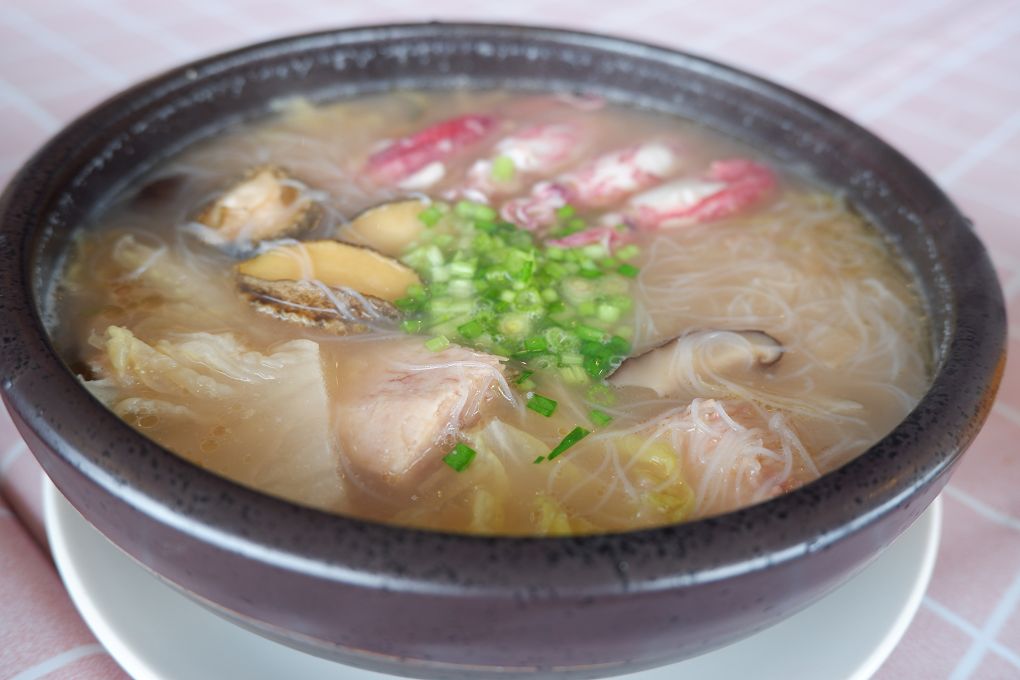 【貢寮活鮑魚料理】東北角海洋牧場 是最早期合法的潮間帶放養九孔、鮑魚的養殖池，更有著遼闊的視野及新鮮的鮑魚及海鮮，是貢寮無敵海景第一排、最適合欣賞潮汐的景觀餐廳！ @貝大小姐的多元心宇宙
