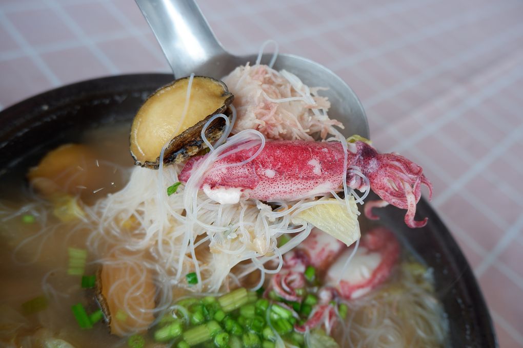 【貢寮活鮑魚料理】東北角海洋牧場 是最早期合法的潮間帶放養九孔、鮑魚的養殖池，更有著遼闊的視野及新鮮的鮑魚及海鮮，是貢寮無敵海景第一排、最適合欣賞潮汐的景觀餐廳！ @貝大小姐的多元心宇宙