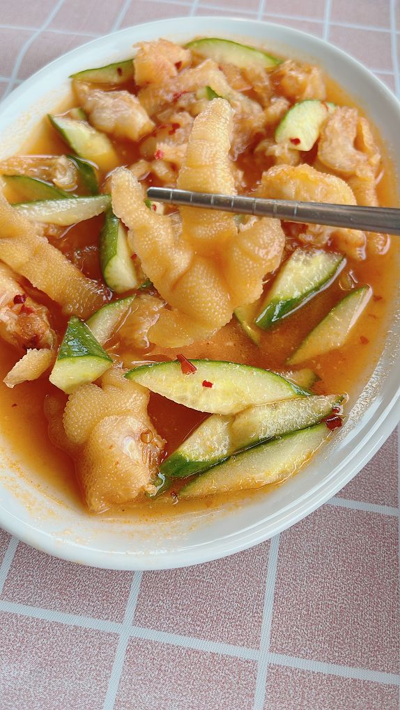 【貢寮活鮑魚料理】東北角海洋牧場 是最早期合法的潮間帶放養九孔、鮑魚的養殖池，更有著遼闊的視野及新鮮的鮑魚及海鮮，是貢寮無敵海景第一排、最適合欣賞潮汐的景觀餐廳！ @貝大小姐的多元心宇宙