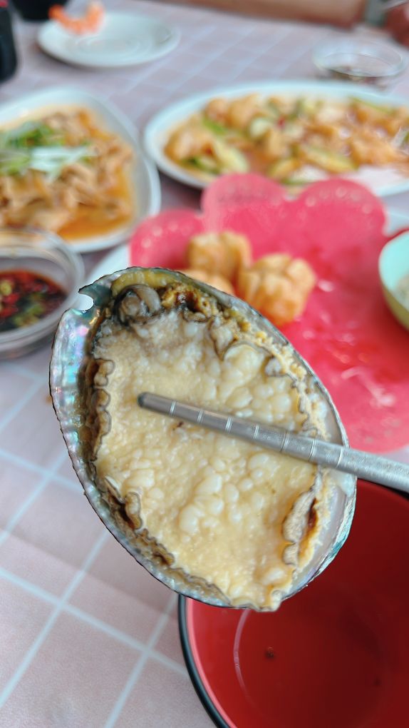 【貢寮活鮑魚料理】東北角海洋牧場 是最早期合法的潮間帶放養九孔、鮑魚的養殖池，更有著遼闊的視野及新鮮的鮑魚及海鮮，是貢寮無敵海景第一排、最適合欣賞潮汐的景觀餐廳！ @貝大小姐的多元心宇宙