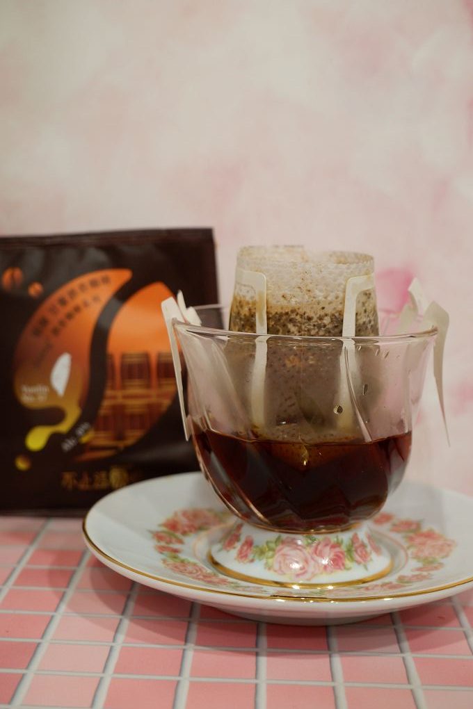 【網購 掛耳包咖啡】潮流飲品☕Siang²桶陳甘薯酒香咖啡 「不止這樣吧」一支創新的潮流飲品顛覆了你對咖啡的感知，獨家「半浸泡處理工法」量身打造了味覺的曲線平衡，體驗酒香與咖啡香融合與平衡的人生！ @貝大小姐的多元心宇宙
