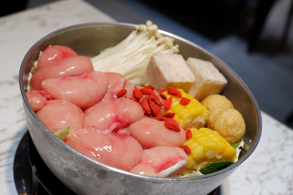 【板橋 小火鍋推薦】同伙小火鍋 板橋漢生西店 煮著自己專屬的火鍋配料，不必費心跟老闆討論哪些想吃、哪些不要，不只是火鍋料，連青菜都可以自己選擇，對於肉肉的誘惑力毫無招架，想要雙倍的肉量也是輕鬆點選！ @貝大小姐的多元心宇宙