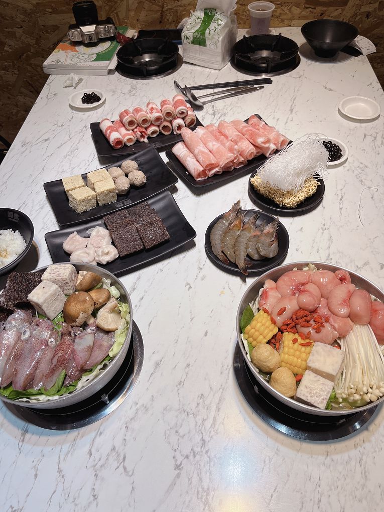 【板橋 小火鍋推薦】同伙小火鍋 板橋漢生西店 煮著自己專屬的火鍋配料，不必費心跟老闆討論哪些想吃、哪些不要，不只是火鍋料，連青菜都可以自己選擇，對於肉肉的誘惑力毫無招架，想要雙倍的肉量也是輕鬆點選！ @貝大小姐的多元心宇宙