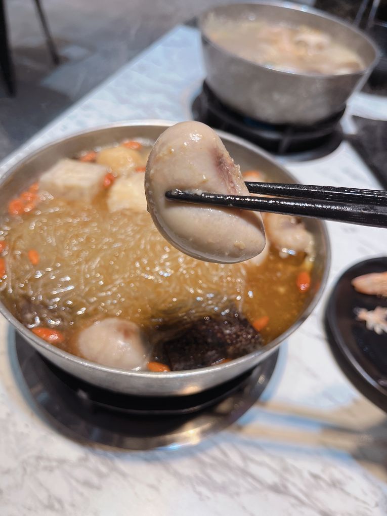 【板橋 小火鍋推薦】同伙小火鍋 板橋漢生西店 煮著自己專屬的火鍋配料，不必費心跟老闆討論哪些想吃、哪些不要，不只是火鍋料，連青菜都可以自己選擇，對於肉肉的誘惑力毫無招架，想要雙倍的肉量也是輕鬆點選！ @貝大小姐的多元心宇宙