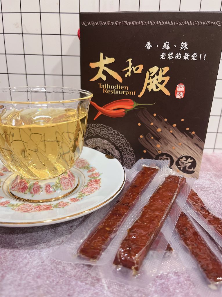 【網購豬肉條】太和殿 &#8211; 川味椒麻豬肉條 / 港式蜜汁豬肉條 在我們不經意拿起時，總是穿針引線地幫我們傳達心意，不論是家人、同事、伴侶、朋友，讓彼此的感情多了一些有記憶度的味覺！ @貝大小姐的多元心宇宙