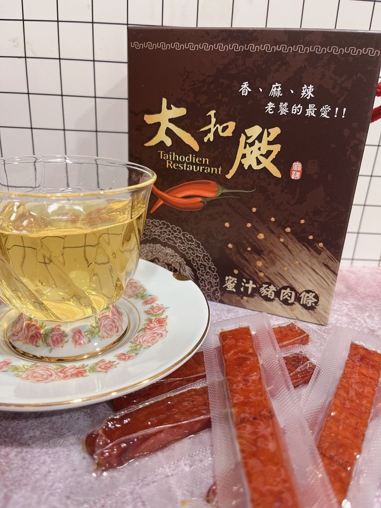 【網購豬肉條】太和殿 &#8211; 川味椒麻豬肉條 / 港式蜜汁豬肉條 在我們不經意拿起時，總是穿針引線地幫我們傳達心意，不論是家人、同事、伴侶、朋友，讓彼此的感情多了一些有記憶度的味覺！ @貝大小姐的多元心宇宙