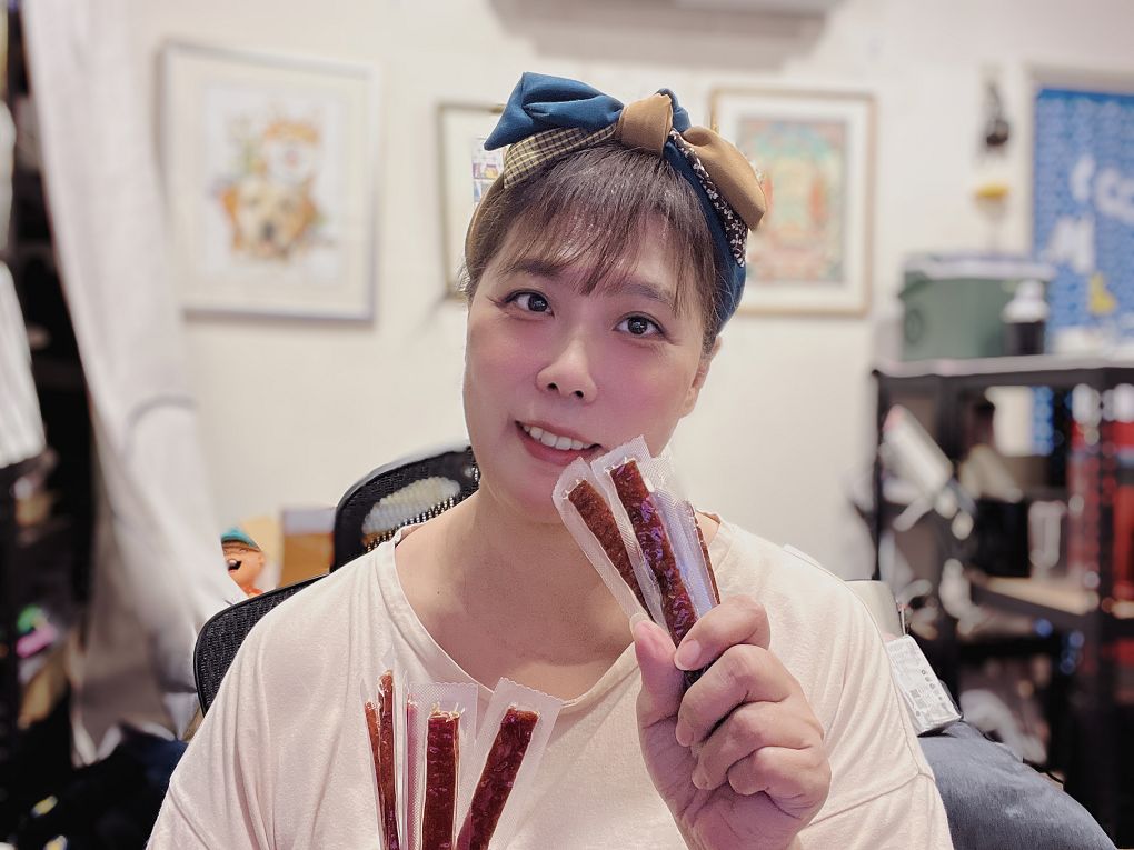 【網購豬肉條】太和殿 &#8211; 川味椒麻豬肉條 / 港式蜜汁豬肉條 在我們不經意拿起時，總是穿針引線地幫我們傳達心意，不論是家人、同事、伴侶、朋友，讓彼此的感情多了一些有記憶度的味覺！ @貝大小姐的多元心宇宙