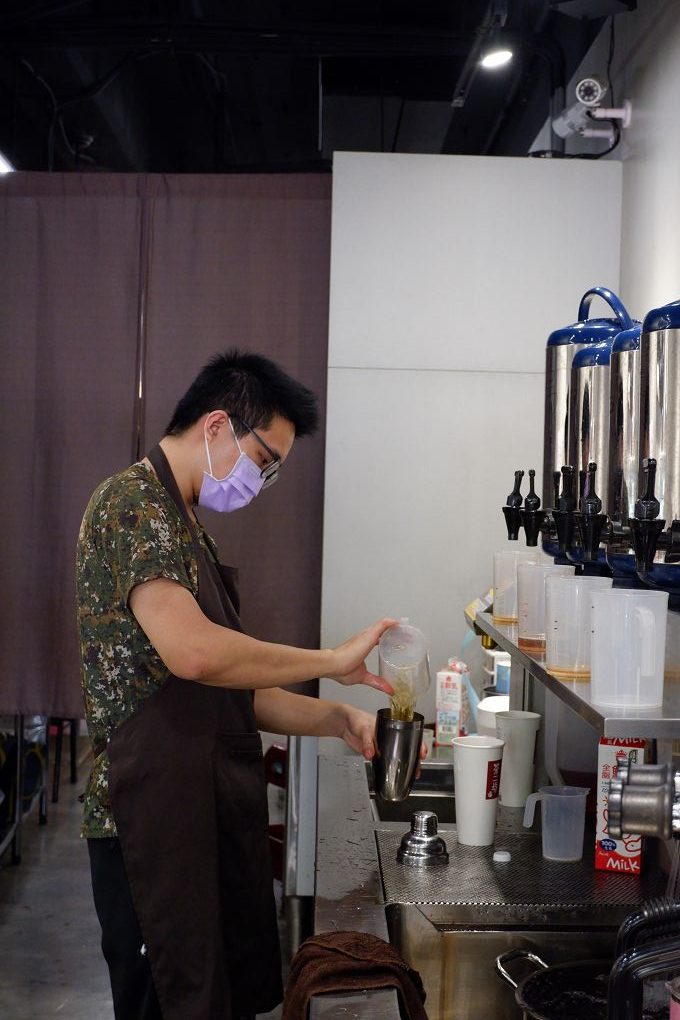 【中和手搖飲推薦】茶二坊-遠東世紀  從種茶、製茶、泡茶到飲茶，每個人都可以依照自己的生活習慣與喜好做選擇，每一口扎扎實實的茶香與回甘的尾韻都是上天的禮物，歷經四季的變化與氣候的考驗，才能得到每一口沁入心扉的香醇！ @貝大小姐的多元心宇宙