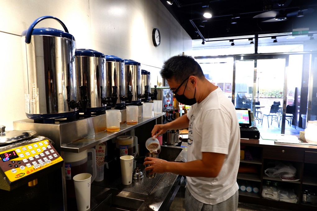 【中和手搖飲推薦】茶二坊-遠東世紀  從種茶、製茶、泡茶到飲茶，每個人都可以依照自己的生活習慣與喜好做選擇，每一口扎扎實實的茶香與回甘的尾韻都是上天的禮物，歷經四季的變化與氣候的考驗，才能得到每一口沁入心扉的香醇！ @貝大小姐的多元心宇宙